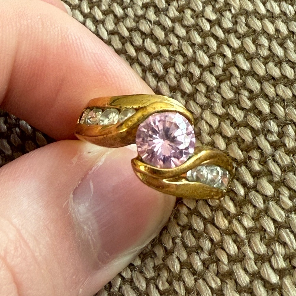 Elegant vintage Gold and Pink Stone Ring